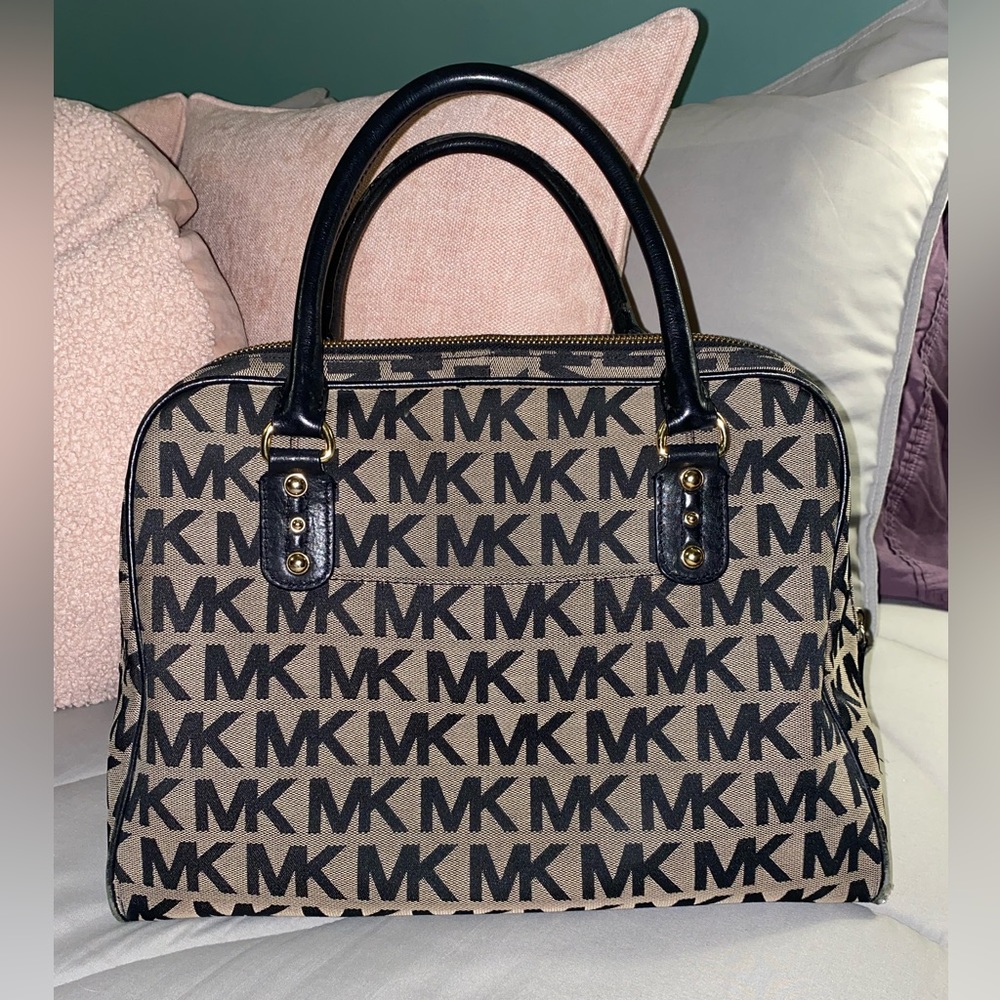 Authentic Michael Kors Satchel - Picture 1 of 16